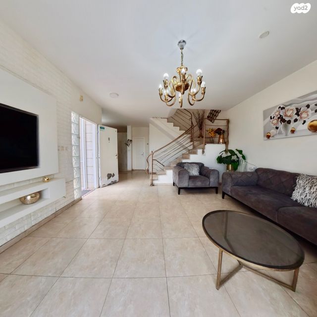 דו משפחתי, יהודה אליצור, ירושלים