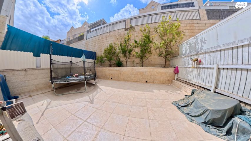 דו משפחתי, יהודה אליצור, ירושלים