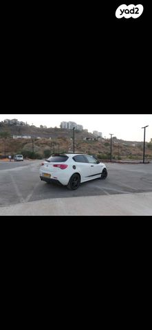 מודעת רכב אלפא רומיאו ג'ולייטה