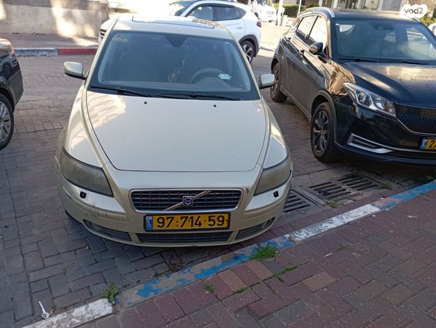 וולוו S40