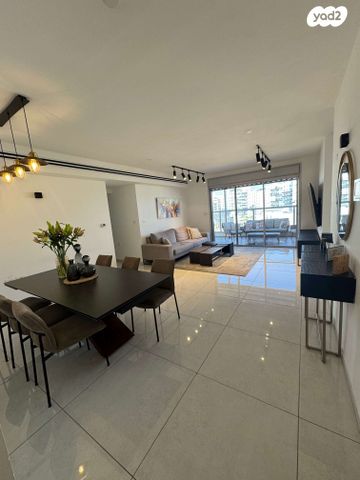 גג/ פנטהאוז, אריק איינשטיין 1, קרית רבין, חולון