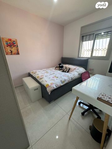 גג/ פנטהאוז, אריק איינשטיין 1, קרית רבין, חולון