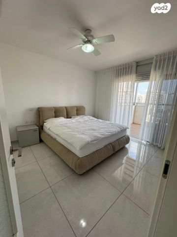 גג/ פנטהאוז, אריק איינשטיין 1, קרית רבין, חולון