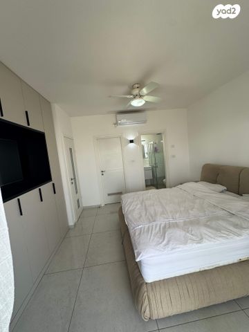 גג/ פנטהאוז, אריק איינשטיין 1, קרית רבין, חולון