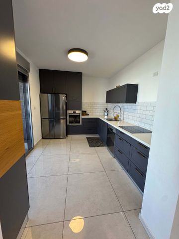 גג/ פנטהאוז, אריק איינשטיין 1, קרית רבין, חולון