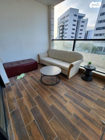 דירה, דרך ארץ 76, הפרחים, חריש