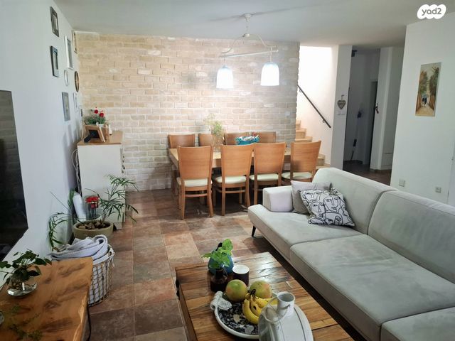 דו משפחתי, נעלה