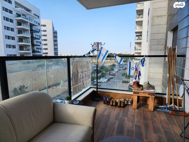 דירה, דרך ארץ 76, הפרחים, חריש