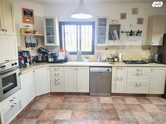 דו משפחתי, נעלה