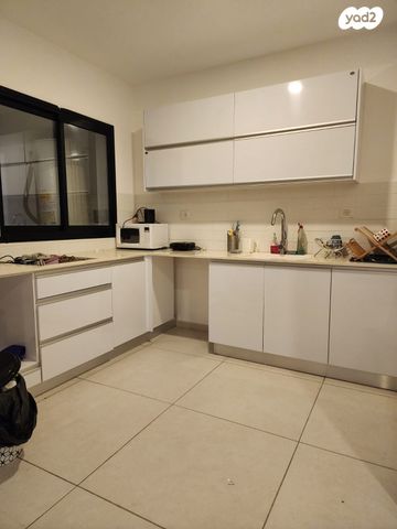 דירה, דרך ארץ 76, הפרחים, חריש