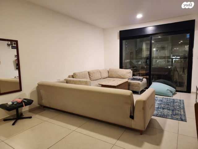 דירה, דרך ארץ 76, הפרחים, חריש