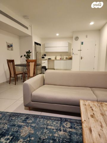 דירה, דרך ארץ 76, הפרחים, חריש