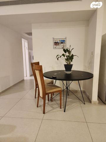 דירה, דרך ארץ 76, הפרחים, חריש