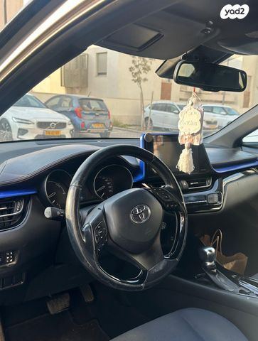 מודעת רכב טויוטה C-HR
