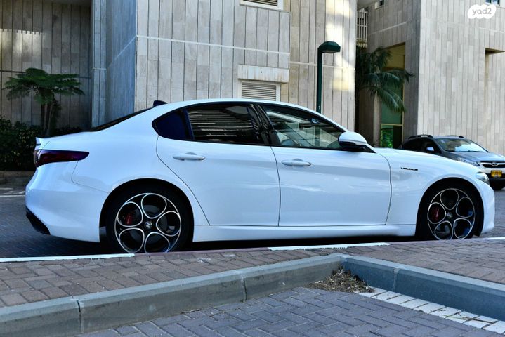 אלפא רומיאו ג'וליה