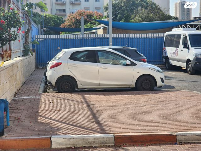 מודעת רכב מאזדה 2