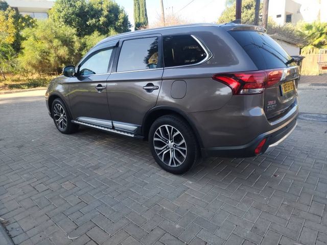 מיצובישי אאוטלנדר