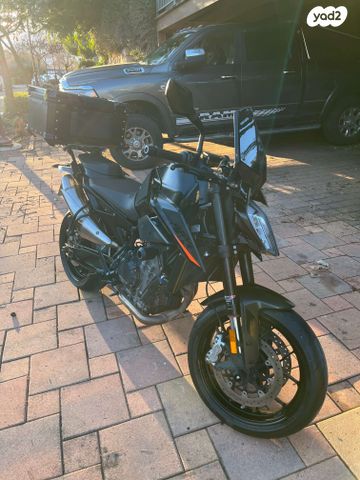 KTM Naked Duke 890