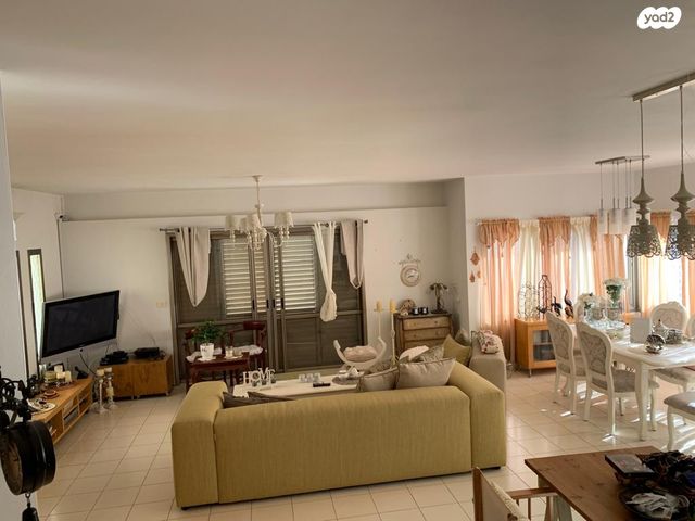 דו משפחתי, שדרות העצמאות 139, הפרחים, קרית גת