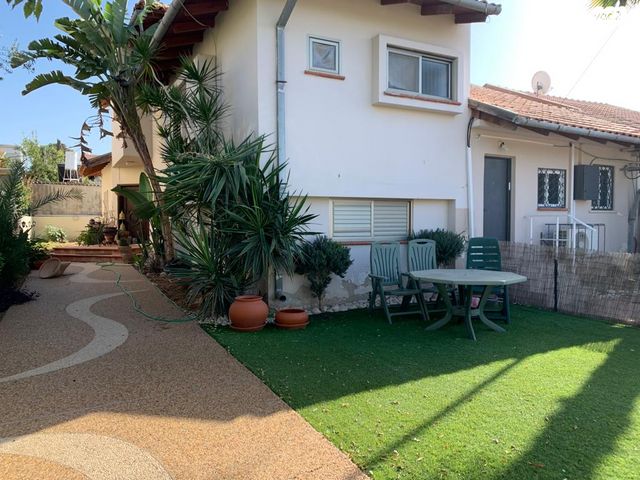 דו משפחתי, שדרות העצמאות 139, הפרחים, קרית גת