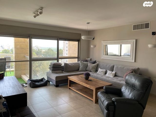 שדרות טום לנטוס 61