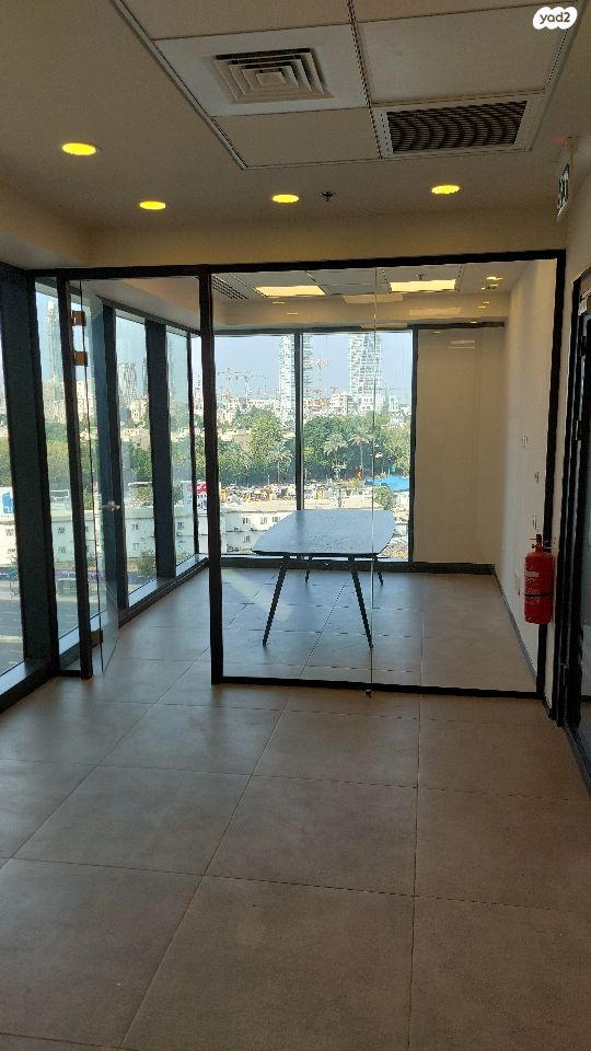 דרך מנחם בגין 156