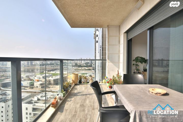 דירה, נעמי שמר, נאות אפק, אפקה, קרית ביאליק