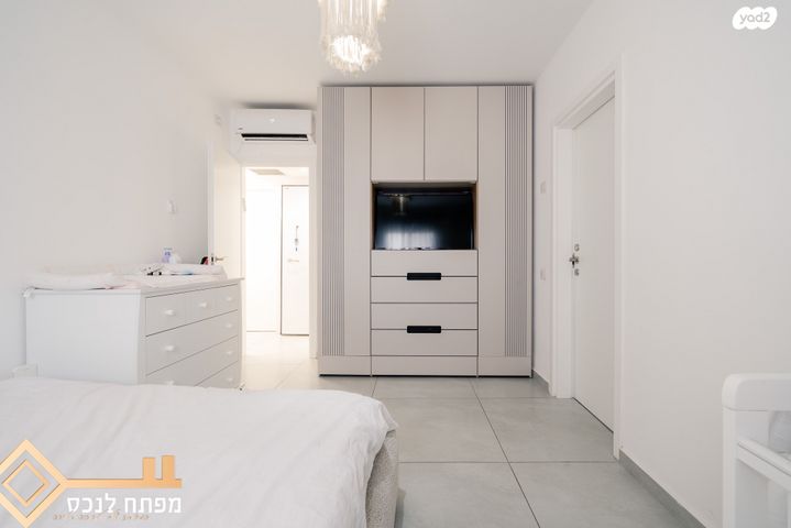 דירה, אריק איינשטיין, נווה שרון / שער העיר, נתיבות