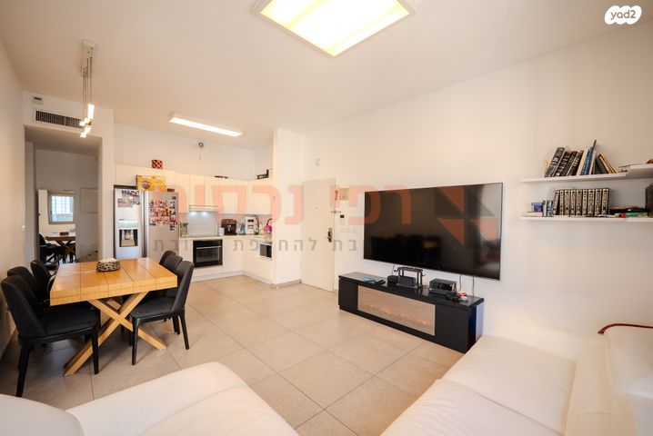 דירה, גבעת הרמבם, גבעתיים