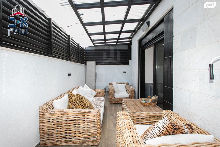 דירת גן, אצ"ל, שז"ר / דקר, טירת כרמל