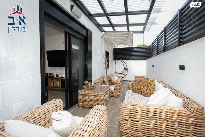 דירת גן, אצ"ל, שז"ר / דקר, טירת כרמל