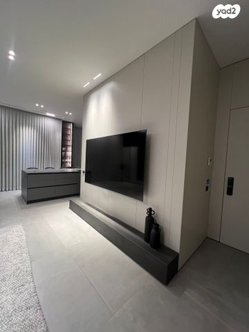 גג/ פנטהאוז, אדמונד סחייק, מלחה, מנחת, ירושלים