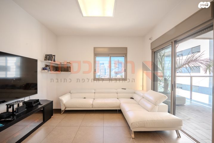 דירה, גבעת הרמבם, גבעתיים