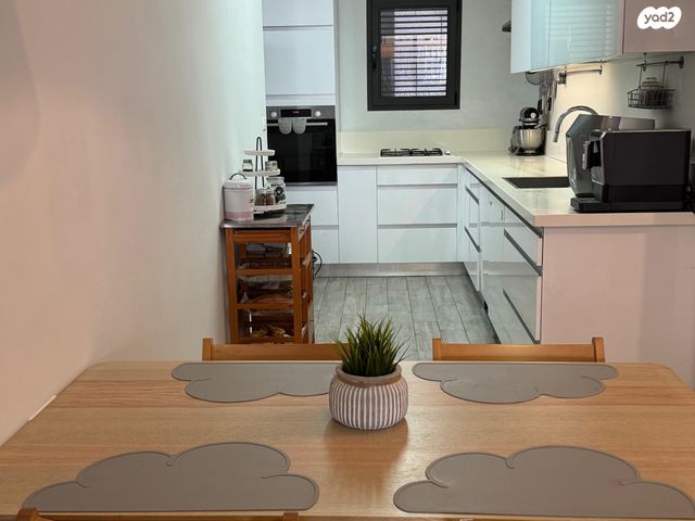 דירה, רות, חרוזים, רמת גן