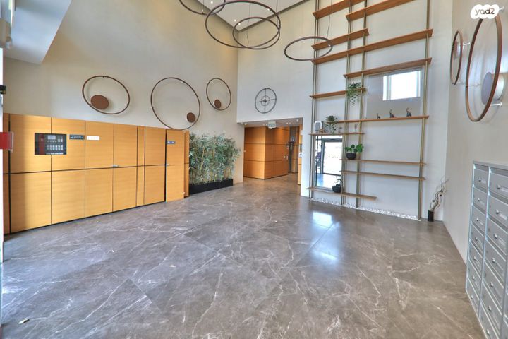 דירה, עוזי חיטמן, נאות אפק, אפקה, קרית ביאליק