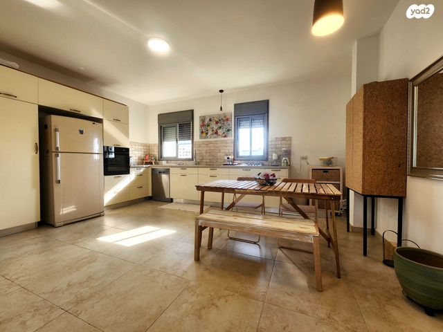 גג/ פנטהאוז, אבני חן, חריש