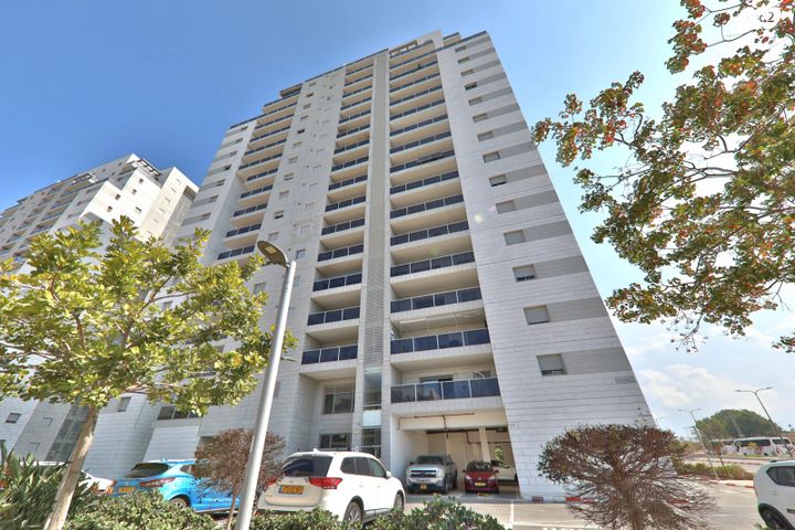 דירה, עוזי חיטמן, נאות אפק, אפקה, קרית ביאליק