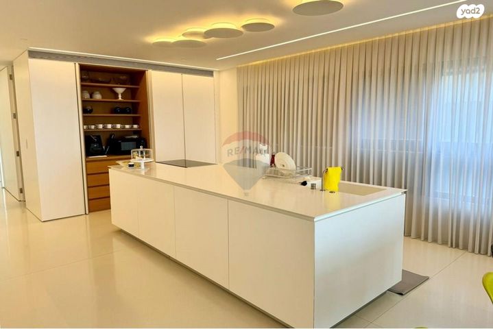 גג/ פנטהאוז, אלוף קלמן מגן 3, גני שרונה, קרית הממשלה, תל אביב יפו