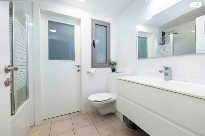 דירה, נתן אלתרמן, רחובות החדשה, רחובות