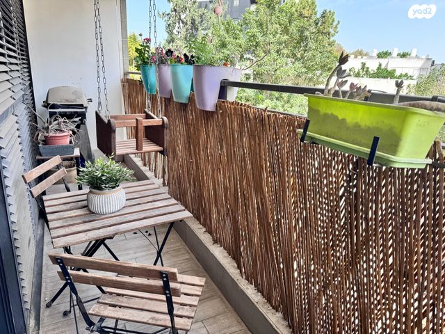 דירה, רות, חרוזים, רמת גן