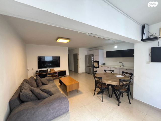 דירה, השוטרים, מזכרת בתיה