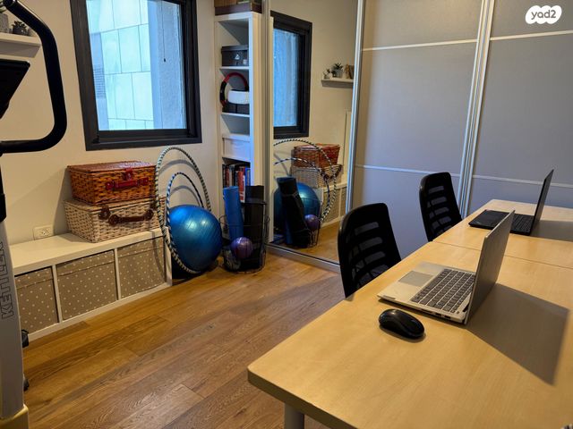 דירה, רות, חרוזים, רמת גן