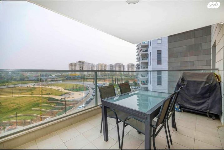 דירה, נתן אלתרמן, רחובות החדשה, רחובות