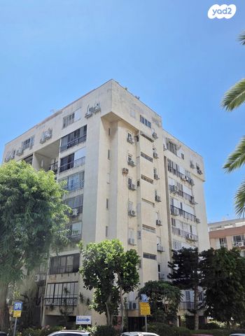 דבורה בארון 