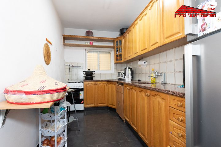 דירה, חזון אי"ש, רמב"ם, ראשון לציון