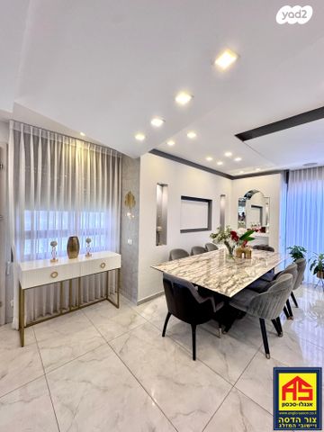 דו משפחתי, סנסן, צור הדסה