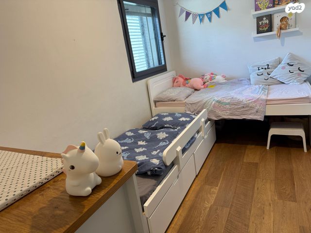 דירה, רות, חרוזים, רמת גן