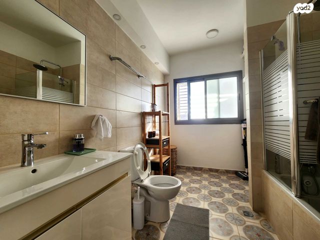 גג/ פנטהאוז, אבני חן, חריש