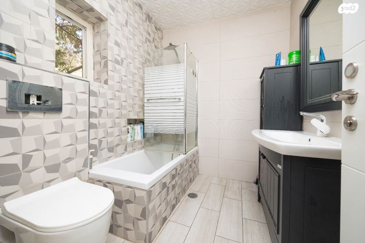 דירה, עולי הגרדום 1, ארמון הנציב, תלפיות מזרח, ירושלים