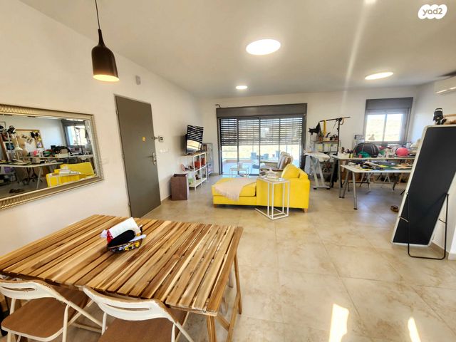 גג/ פנטהאוז, אבני חן, חריש